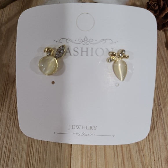 🐰🥕NEW🐰🥕ADORABLE!! BUNNY AND CARROT STUD CZ EARRINGS 🐰🥕 - Picture 8 of 13
